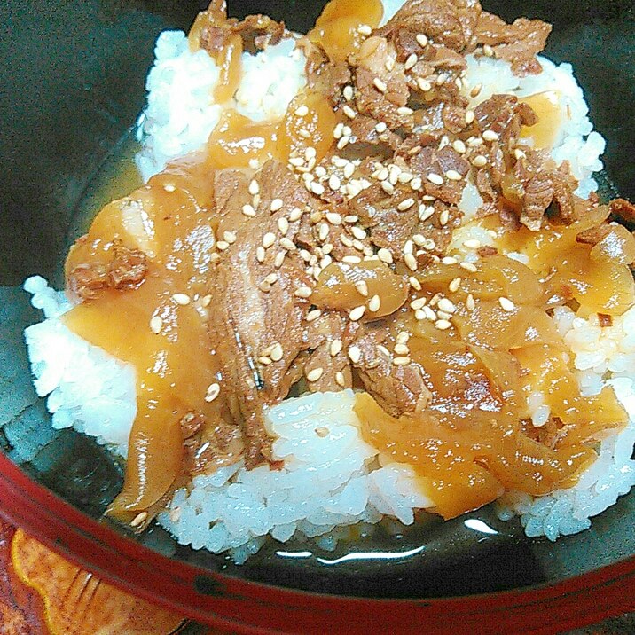 炒め牛ゴマ玉ねぎ丼